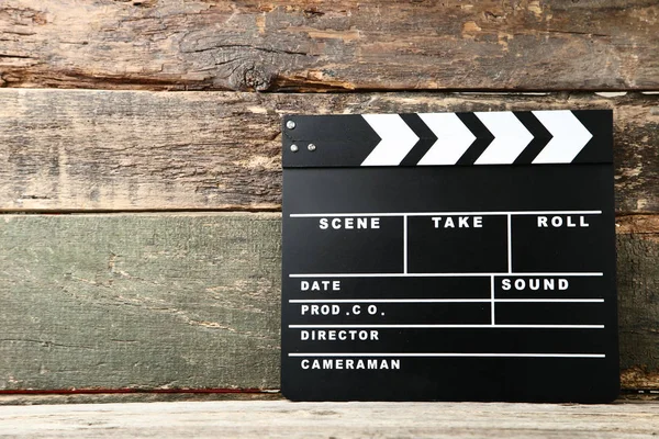 Tablero Clapper sobre mesa de madera gris — Foto de Stock