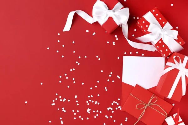 Buste Carta Con Scatole Regalo Sfondo Rosso — Foto Stock