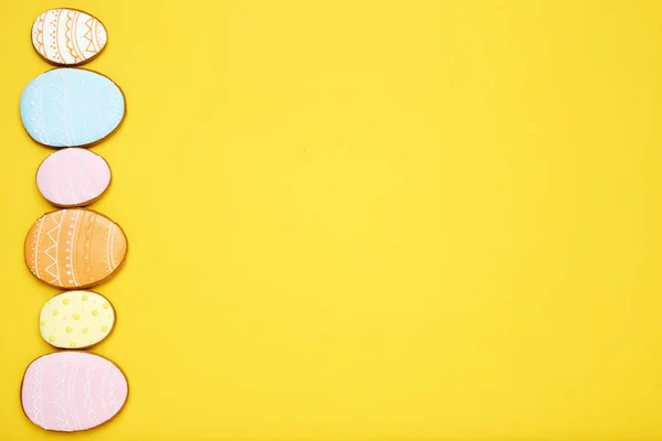 Påsk pepparkakor på gul bakgrund — Stockfoto