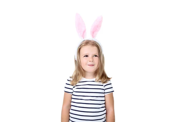 Piękna dziewczyna w modzie ubrania i uszy królika izolowane na wh — Zdjęcie stockowe