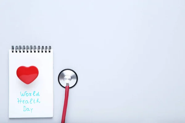 Metin Dünya Sağlık Günü Gri Arka Plan Üzerinde Stetoskop Kırmızı — Stok fotoğraf