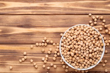 Kahverengi ahşap masa üzerinde beyaz kase nohut