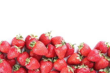 Beyaz arka planda taze çilekler