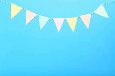 Üzerinde mavi arka plan asılı kağıt bayrak