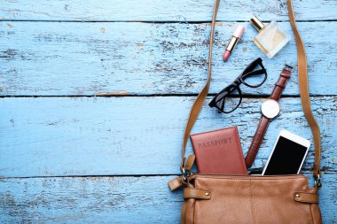 Çanta ile kozmetik, smartphone, pasaport ve bilek seyretmek 