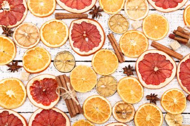 Tarçın, yıldız anason ve şeker küpleri ile kurutulmuş narenciye