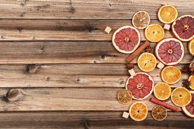 Tarçın, yıldız anason ve şeker küpleri ile kurutulmuş narenciye