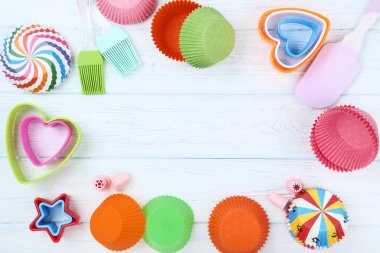 Mutfak eşyaları ahşap masa üzerinde çalışmalarıyla cupcake