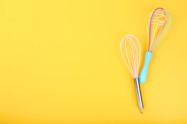 Sarı arka planda mutfak çırpıcıları