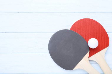 Ahşap masa topu ile masa tenisi raketi