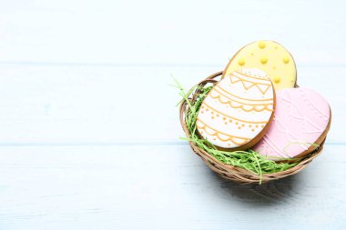 Ahşap masada sepet paskalya zencefilli kurabiye