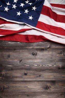 Kahverengi ahşap masa üzerinde Amerikan bayrağı