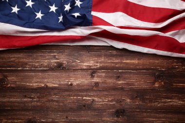 Kahverengi ahşap masa üzerinde Amerikan bayrağı