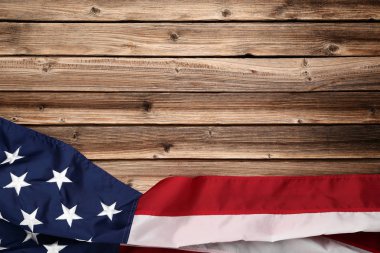Kahverengi ahşap masa üzerinde Amerikan bayrağı