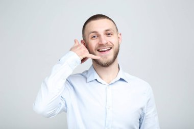 gri zemin üzerine genç adam portresi