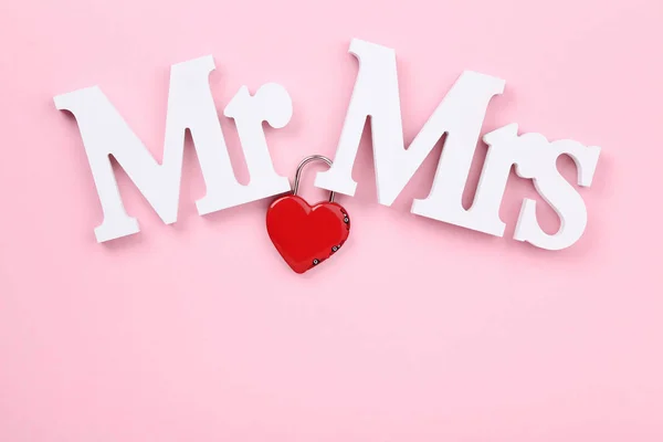 Letras blancas Sr. y Sra. con corazón rojo sobre fondo rosa —  Fotos de Stock
