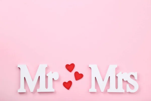 White letters Mr and Mrs with red hearts on pink background — 스톡 사진