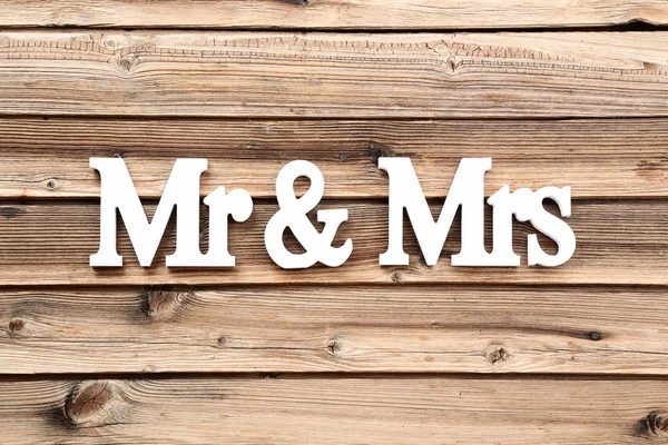 Белые буквы Мистер и Миссис на коричневом деревянном столе — стоковое фото