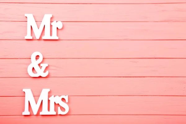 Белые буквы Мистер и Миссис на розовом деревянном столе — стоковое фото