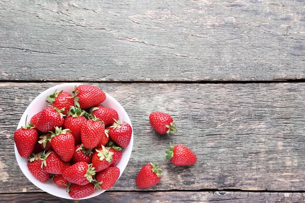 Frische Erdbeeren in Schale auf grauem Holztisch — Stockfoto