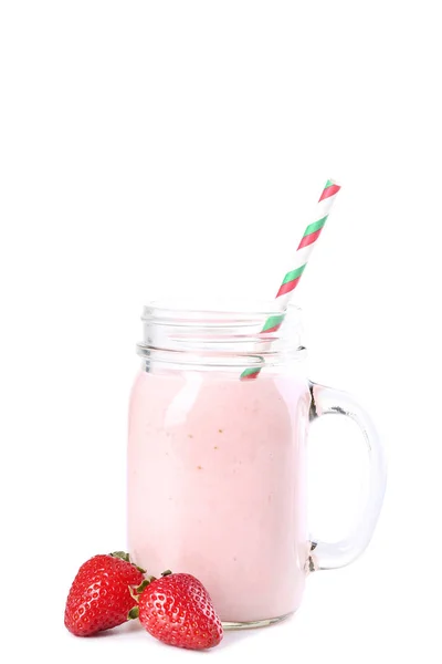 Truskawka Smoothie w szklanym słoiku ze słomką na białym tle — Zdjęcie stockowe