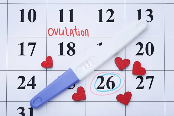 Terhességi teszt papír naptár piros szívek — Stock Fotó