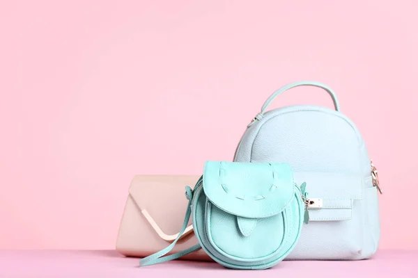 Модна сумка та рюкзак на рожевому фоні — стокове фото