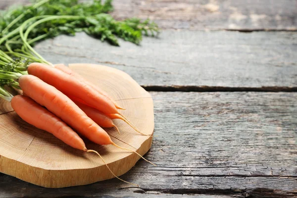 Gri ahşap masada taze havuç