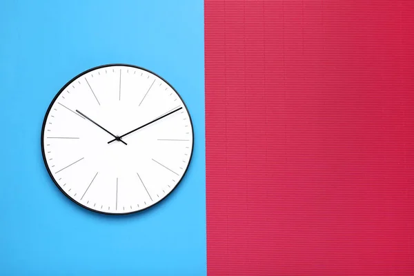 Renkli arka plan üzerinde yuvarlak saat — Stok fotoğraf