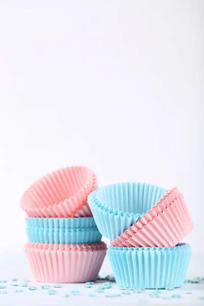 Färgglada cupcake fall med strössel på vit bakgrund — Stockfoto