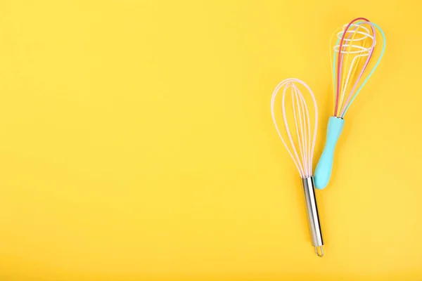 Uísques de cozinha em fundo amarelo — Fotografia de Stock