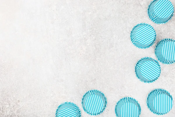 Blauwe cupcake hoesjes op grijze achtergrond — Stockfoto