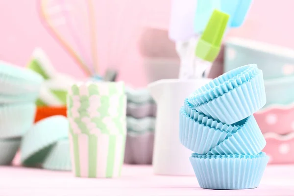 Coffrets cupcake bleu sur table en bois — Photo