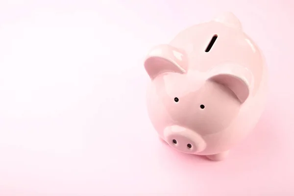 Piggy Bank em fundo rosa — Fotografia de Stock