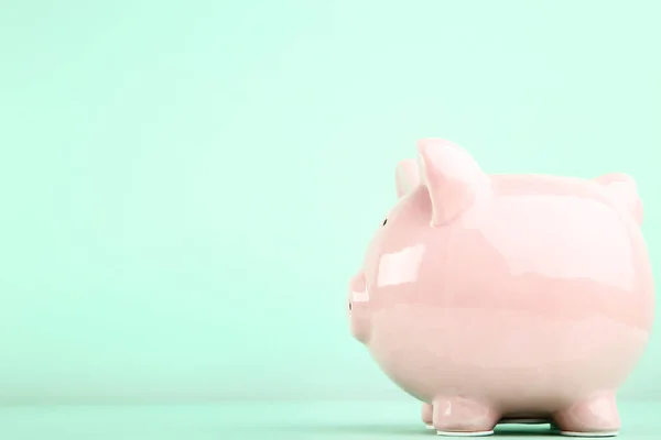 Piggy bank rosa no fundo da casa da moeda — Fotografia de Stock