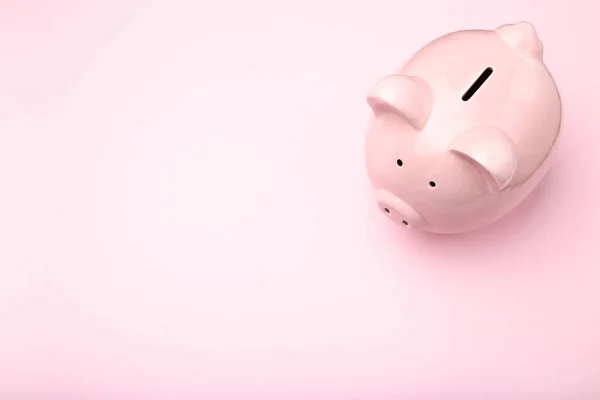 Piggy Bank em fundo rosa — Fotografia de Stock