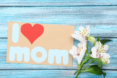 W üzerinde Anne ve alstroemeria çiçek Aşk metin ile Tebrik kartı