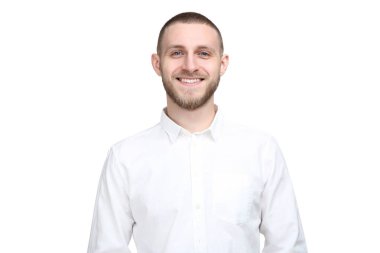 Beyaz arka planda genç bir adamın portresi