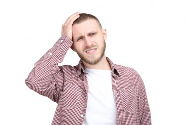 Beyaz arka planda baş ağrısı çeken genç bir adam.