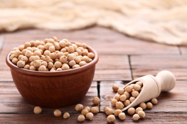 Nohut kase ve kahverengi ahşap masa üzerinde kepçe