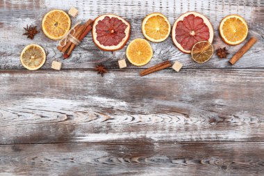 Tarçın, yıldız anason ve şeker küpleri ile kurutulmuş narenciye