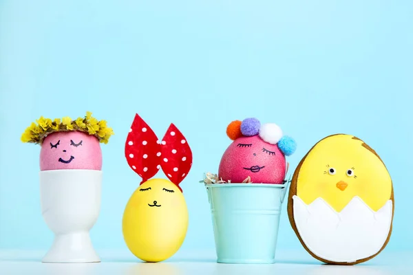 Aranyos húsvéti tojást mézeskalács keksz kék háttér — Stock Fotó