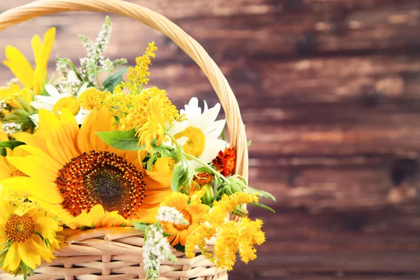 Flores de primavera en cesta sobre fondo marrón —  Fotos de Stock