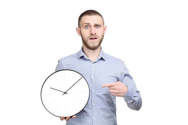 Портрет молодого чоловіка з круглим годинником на білому тлі — стокове фото