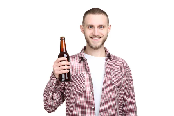 Jovem com garrafa de cerveja no fundo branco — Fotografia de Stock