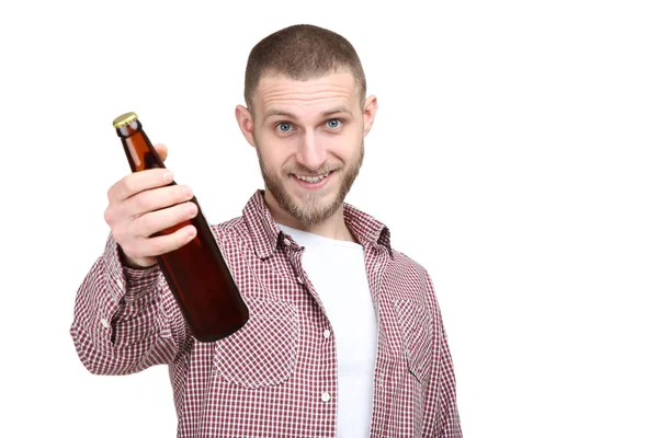 Jeune homme avec bouteille de bière sur fond blanc — Photo