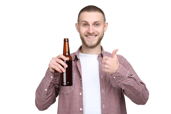 Jovem com garrafa de cerveja no fundo branco — Fotografia de Stock