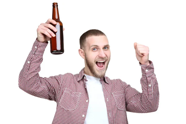Joven con botella de cerveza sobre fondo blanco — Foto de Stock