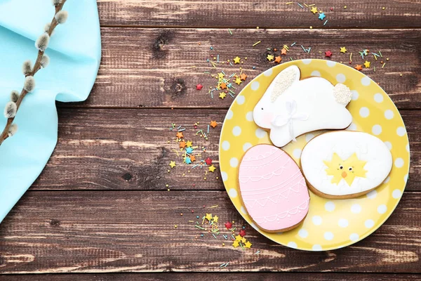 Easter gingerbread cookies with sprinkles and willow branch on w — Stock Photo, Image