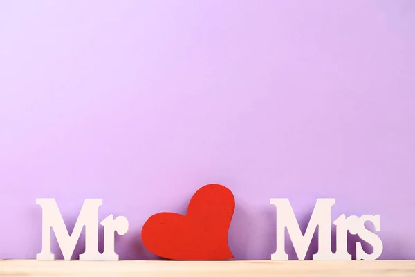 Letras blancas Sr. y Sra. con corazón rojo sobre fondo púrpura —  Fotos de Stock